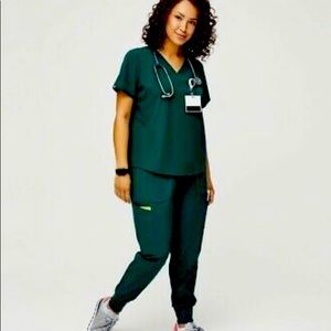 Xtra small green top and xs Zamora joggers.